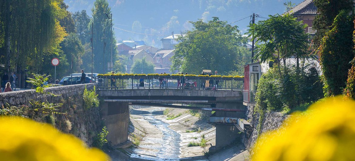 Bosnia dan Herzegovina menunjukkan bagaimana bahkan kota-kota yang sangat tercemar dapat diubah menjadi pusat kota yang terencana dengan baik dan tahan terhadap iklim.